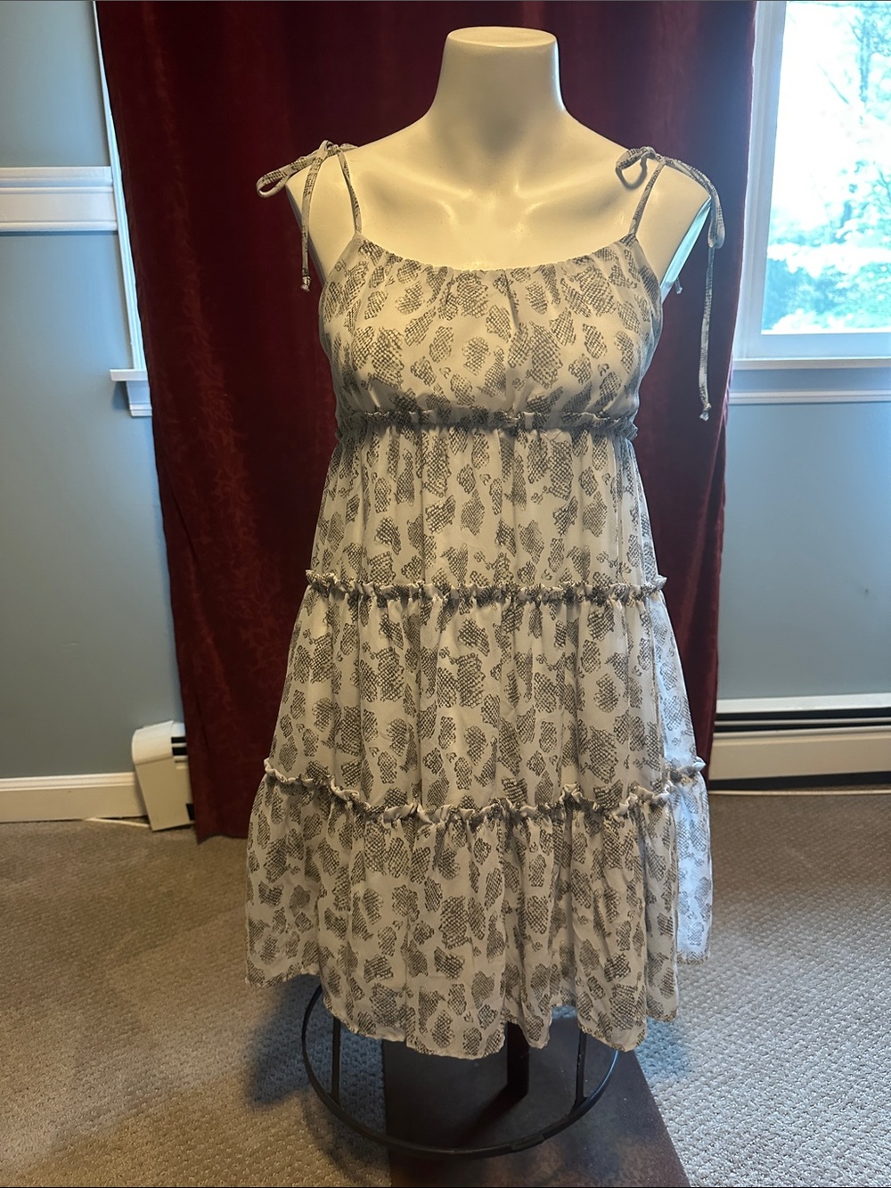 Sleeveless Tiered Tie-Shoulder Sundress in Light Gray Leaf Print